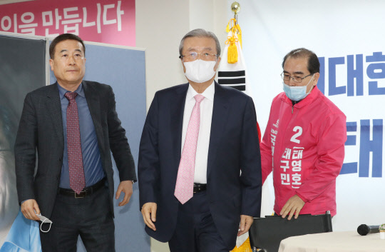 김종인(가운데) 미래통합당 총괄선대위원장이 강남 갑·을·병 후보 지원을 위해 31일 오전 서울 강남갑 태구민(오른쪽) 후보 선거사무실을 방문하고 있다.  연합뉴스